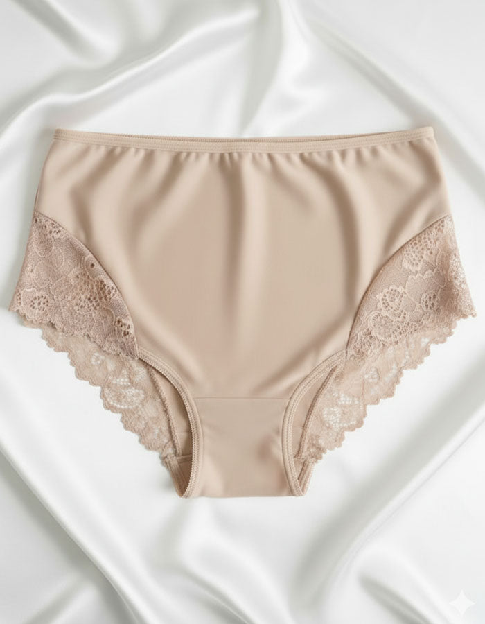 Представяме ви нашата красива бикина с висока талия – перфектно съчетание от микрофибър и дантела, създадено да осигури както стил, така и комфорт. Този изискан модел е идеален за носене под фини дрехи, благодарение на гладката си текстура и изящния дизайн, който не оставя следи и подчертава естествените линии на тялото.

Елегантната дантела добавя нотка на лукс и женственост, докато високата талия поддържа и изважда силуета. Въпреки това, че дизайнът на дантелата може лесно да се различава, всяка бикина от