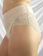 Представяме ви нашата красива бикина с висока талия – перфектно съчетание от микрофибър и дантела, създадено да осигури както стил, така и комфорт. Този изискан модел е идеален за носене под фини дрехи, благодарение на гладката си текстура и изящния дизайн, който не оставя следи и подчертава естествените линии на тялото.

Елегантната дантела добавя нотка на лукс и женственост, докато високата талия поддържа и изважда силуета. Въпреки това, че дизайнът на дантелата може лесно да се различава, всяка бикина от