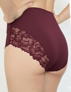 Представяме ви нашата красива бикина с висока талия – перфектно съчетание от микрофибър и дантела, създадено да осигури както стил, така и комфорт. Този изискан модел е идеален за носене под фини дрехи, благодарение на гладката си текстура и изящния дизайн, който не оставя следи и подчертава естествените линии на тялото.

Елегантната дантела добавя нотка на лукс и женственост, докато високата талия поддържа и изважда силуета. Въпреки това, че дизайнът на дантелата може лесно да се различава, всяка бикина от