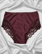 Представяме ви нашата красива бикина с висока талия – перфектно съчетание от микрофибър и дантела, създадена да осигури както стил, така и комфорт. Този изискан модел е идеален за носене под фини дрехи, благодарение на гладката си текстура и изящния дизайн, който не оставя следи и подчертава естествените линии на тялото.

Елегантната дантела добавя нотка на лукс и женственост, докато високата талия осигурява подкрепа и извайва силуета. Въпреки че дизайнът на дантелата може леко да се различава, всяка бикина