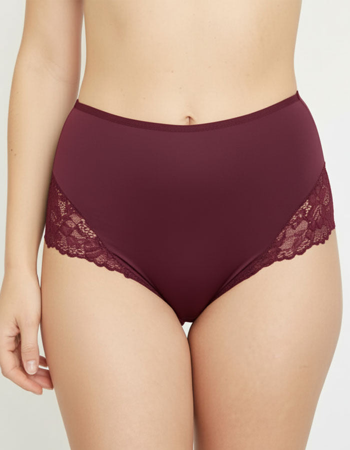 Представяме ви нашата красива бикина с висока талия – перфектно съчетание от микрофибър и дантела, създадено да осигури както стил, така и комфорт. Този изискан модел е идеален за носене под фини дрехи, благодарение на гладката си текстура и изящния дизайн, който не оставя следи и подчертава естествените линии на тялото.

Елегантната дантела добавя нотка на лукс и женственост, докато високата талия поддържа и изважда силуета. Въпреки това, че дизайнът на дантелата може лесно да се различава, всяка бикина от