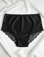 Представяме ви нашата красива бикина с висока талия – перфектно съчетание от микрофибър и дантела, създадено да осигури както стил, така и комфорт. Този изискан модел е идеален за носене под фини дрехи, благодарение на гладката си текстура и изящния дизайн, който не оставя следи и подчертава естествените линии на тялото.

Елегантната дантела добавя нотка на лукс и женственост, докато високата талия поддържа и изважда силуета. Въпреки това, че дизайнът на дантелата може лесно да се различава, всяка бикина от