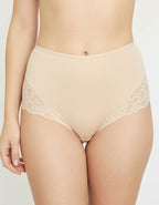 Представяме ви нашата красива бикина с висока талия – перфектно съчетание от микрофибър и дантела, създадено да осигури както стил, така и комфорт. Този изискан модел е идеален за носене под фини дрехи, благодарение на гладката си текстура и изящния дизайн, който не оставя следи и подчертава естествените линии на тялото.

Елегантната дантела добавя нотка на лукс и женственост, докато високата талия поддържа и изважда силуета. Въпреки това, че дизайнът на дантелата може лесно да се различава, всяка бикина от