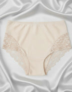 Представяме ви нашата красива бикина с висока талия – перфектно съчетание от микрофибър и дантела, създадено да осигури както стил, така и комфорт. Този изискан модел е идеален за носене под фини дрехи, благодарение на гладката си текстура и изящния дизайн, който не оставя следи и подчертава естествените линии на тялото.

Елегантната дантела добавя нотка на лукс и женственост, докато високата талия поддържа и изважда силуета. Въпреки това, че дизайнът на дантелата може лесно да се различава, всяка бикина от