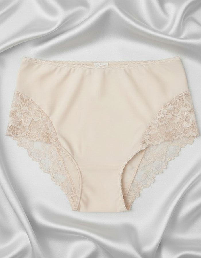 Представяме ви нашата красива бикина с висока талия – перфектно съчетание от микрофибър и дантела, създадено да осигури както стил, така и комфорт. Този изискан модел е идеален за носене под фини дрехи, благодарение на гладката си текстура и изящния дизайн, който не оставя следи и подчертава естествените линии на тялото.

Елегантната дантела добавя нотка на лукс и женственост, докато високата талия поддържа и изважда силуета. Въпреки това, че дизайнът на дантелата може лесно да се различава, всяка бикина от