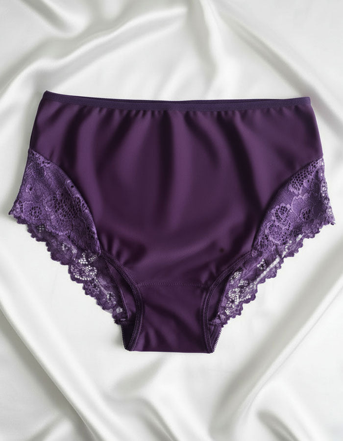 Представяме ви нашата красива бикина с висока талия – перфектно съчетание от микрофибър и дантела, създадено да осигури както стил, така и комфорт. Този изискан модел е идеален за носене под фини дрехи, благодарение на гладката си текстура и изящния дизайн, който не оставя следи и подчертава естествените линии на тялото.

Елегантната дантела добавя нотка на лукс и женственост, докато високата талия поддържа и изважда силуета. Въпреки това, че дизайнът на дантелата може лесно да се различава, всяка бикина от