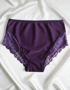 Представяме ви нашата красива бикина с висока талия – перфектно съчетание от микрофибър и дантела, създадено да осигури както стил, така и комфорт. Този изискан модел е идеален за носене под фини дрехи, благодарение на гладката си текстура и изящния дизайн, който не оставя следи и подчертава естествените линии на тялото.

Елегантната дантела добавя нотка на лукс и женственост, докато високата талия поддържа и изважда силуета. Въпреки това, че дизайнът на дантелата може лесно да се различава, всяка бикина от