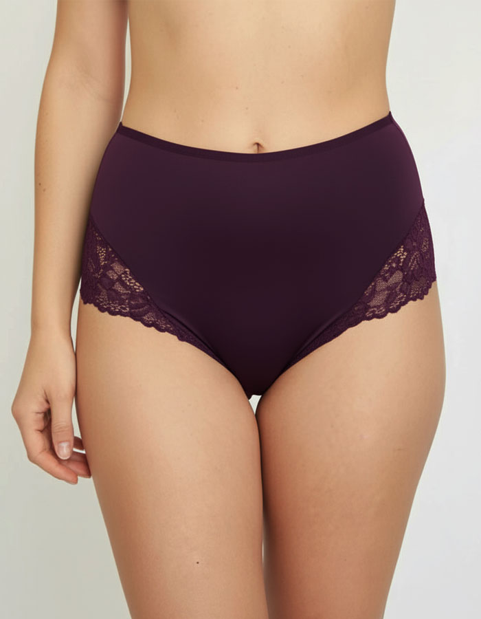 Представяме ви нашата красива бикина с висока талия – перфектно съчетание от микрофибър и дантела, създадено да осигури както стил, така и комфорт. Този изискан модел е идеален за носене под фини дрехи, благодарение на гладката си текстура и изящния дизайн, който не оставя следи и подчертава естествените линии на тялото.

Елегантната дантела добавя нотка на лукс и женственост, докато високата талия поддържа и изважда силуета. Въпреки това, че дизайнът на дантелата може лесно да се различава, всяка бикина от