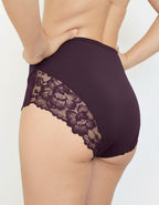 Представяме ви нашата красива бикина с висока талия – перфектно съчетание от микрофибър и дантела, създадено да осигури както стил, така и комфорт. Този изискан модел е идеален за носене под фини дрехи, благодарение на гладката си текстура и изящния дизайн, който не оставя следи и подчертава естествените линии на тялото.

Елегантната дантела добавя нотка на лукс и женственост, докато високата талия поддържа и изважда силуета. Въпреки това, че дизайнът на дантелата може лесно да се различава, всяка бикина от