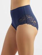 Представяме ви нашата красива бикина с висока талия – перфектно съчетание от микрофибър и дантела, създадено да осигури както стил, така и комфорт. Този изискан модел е идеален за носене под фини дрехи, благодарение на гладката си текстура и изящния дизайн, който не оставя следи и подчертава естествените линии на тялото.

Елегантната дантела добавя нотка на лукс и женственост, докато високата талия поддържа и изважда силуета. Въпреки това, че дизайнът на дантелата може лесно да се различава, всяка бикина от