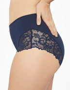 Представяме ви нашата красива бикина с висока талия – перфектно съчетание от микрофибър и дантела, създадено да осигури както стил, така и комфорт. Този изискан модел е идеален за носене под фини дрехи, благодарение на гладката си текстура и изящния дизайн, който не оставя следи и подчертава естествените линии на тялото.

Елегантната дантела добавя нотка на лукс и женственост, докато високата талия поддържа и изважда силуета. Въпреки това, че дизайнът на дантелата може лесно да се различава, всяка бикина от