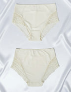 Представяме ви нашата красива бикина с висока талия – перфектно съчетание от микрофибър и дантела, създадено да осигури както стил, така и комфорт. Този изискан модел е идеален за носене под фини дрехи, благодарение на гладката си текстура и изящния дизайн, който не оставя следи и подчертава естествените линии на тялото.

Елегантната дантела добавя нотка на лукс и женственост, докато високата талия поддържа и изважда силуета. Въпреки това, че дизайнът на дантелата може лесно да се различава, всяка бикина от