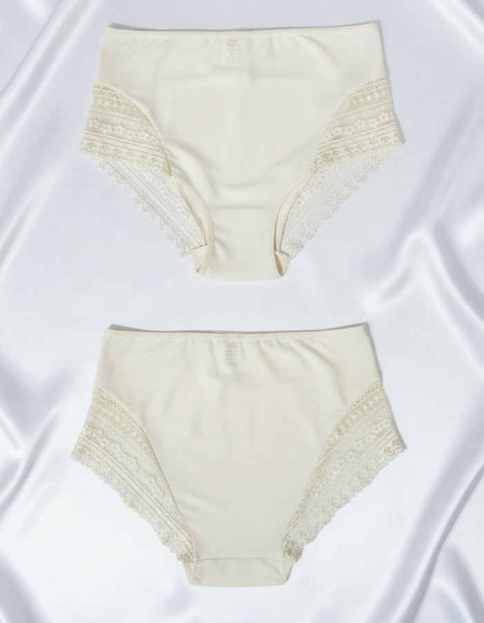 Представяме ви нашата красива бикина с висока талия – перфектно съчетание от микрофибър и дантела, създадено да осигури както стил, така и комфорт. Този изискан модел е идеален за носене под фини дрехи, благодарение на гладката си текстура и изящния дизайн, който не оставя следи и подчертава естествените линии на тялото.

Елегантната дантела добавя нотка на лукс и женственост, докато високата талия поддържа и изважда силуета. Въпреки това, че дизайнът на дантелата може лесно да се различава, всяка бикина от