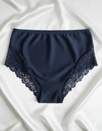 Представяме ви нашата красива бикина с висока талия – перфектно съчетание от микрофибър и дантела, създадено да осигури както стил, така и комфорт. Този изискан модел е идеален за носене под фини дрехи, благодарение на гладката си текстура и изящния дизайн, който не оставя следи и подчертава естествените линии на тялото.

Елегантната дантела добавя нотка на лукс и женственост, докато високата талия поддържа и изважда силуета. Въпреки това, че дизайнът на дантелата може лесно да се различава, всяка бикина от