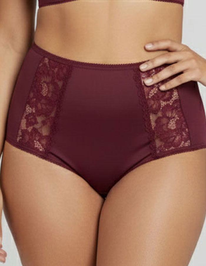 &nbsp;Елегантност и перфектно оформяне – Бикини с висока талия!&nbsp;

Подарете си увереност и комфорт с този стилен и функционален модел! Тези бикини с висока талия не само ще осигурят изящно оформяне на силуета, но и ще ви накарат да се чувствате елегантни и неустоими всеки ден.

&nbsp;Защо ще ги обикнете?&nbsp;
✔ Оформящ ефект – високата талия нежно прибира коремчето и подчертава извивките, без да стяга прекалено.
✔ Луксозни материали – висококачествен микрофибър и фина дантела за перфектен баланс между 