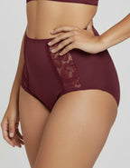 &nbsp;Елегантност и перфектно оформяне – Бикини с висока талия!&nbsp;

Подарете си увереност и комфорт с този стилен и функционален модел! Тези бикини с висока талия не само ще осигурят изящно оформяне на силуета, но и ще ви накарат да се чувствате елегантни и неустоими всеки ден.

&nbsp;Защо ще ги обикнете?&nbsp;
✔ Оформящ ефект – високата талия нежно прибира коремчето и подчертава извивките, без да стяга прекалено.
✔ Луксозни материали – висококачествен микрофибър и фина дантела за перфектен баланс между 