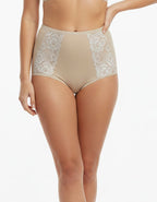 &nbsp;Елегантност и перфектно оформяне – Бикини с висока талия!&nbsp;

Подарете си увереност и комфорт с този стилен и функционален модел! Тези бикини с висока талия не само ще осигурят изящно оформяне на силуета, но и ще ви накарат да се чувствате елегантни и неустоими всеки ден.

&nbsp;Защо ще ги обикнете?&nbsp;
✔ Оформящ ефект – високата талия нежно прибира коремчето и подчертава извивките, без да стяга прекалено.
✔ Луксозни материали – висококачествен микрофибър и фина дантела за перфектен баланс между 