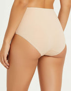 Ново бижу в колекцията – бикина от памук с висока талия и дантелено изящество.

Създадена за жената, която иска удобство без компромис със стила – нашата нова бикина с висока талия комбинира мекотата на висококачествен памук с елегантна дантела, фино положена отпред. Дантелата не само подчертава формата, но и придава усещане за лукс и женственост, докато памукът осигурява комфорт през целия ден.

Този модел нежно заглажда паласките и подчертава талията, като остава невидим под дрехите. Подходящ както за еже