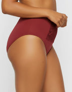 Ново бижу в колекцията – бикина от памук с висока талия и дантелено изящество.

Създадена за жената, която иска удобство без компромис със стила – нашата нова бикина с висока талия комбинира мекотата на висококачествен памук с елегантна дантела, фино положена отпред. Дантелата не само подчертава формата, но и придава усещане за лукс и женственост, докато памукът осигурява комфорт през целия ден.

Този модел нежно заглажда паласките и подчертава талията, като остава невидим под дрехите. Подходящ както за еже