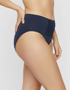 Ново бижу в колекцията – бикина от памук с висока талия и дантелено изящество.

Създадена за жената, която иска удобство без компромис със стила – нашата нова бикина с висока талия комбинира мекотата на висококачествен памук с елегантна дантела, фино положена отпред. Дантелата не само подчертава формата, но и придава усещане за лукс и женственост, докато памукът осигурява комфорт през целия ден.

Този модел нежно заглажда паласките и подчертава талията, като остава невидим под дрехите. Подходящ както за еже