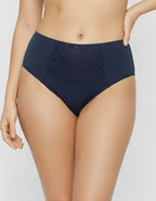 Ново бижу в колекцията – бикина от памук с висока талия и дантелено изящество.

Създадена за жената, която иска удобство без компромис със стила – нашата нова бикина с висока талия комбинира мекотата на висококачествен памук с елегантна дантела, фино положена отпред. Дантелата не само подчертава формата, но и придава усещане за лукс и женственост, докато памукът осигурява комфорт през целия ден.

Този модел нежно заглажда паласките и подчертава талията, като остава невидим под дрехите. Подходящ както за еже