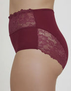 Луксозни бикини с висока талия – комфорт и елегантност в едно

Представяме новия модел бикини с висока талия точно до пъпа, създадени за жени, които искат да съчетаят удобството с изисканата визия.

✔ Меки и еластични микрофибър и дантела – нежно обгръщат тялото и осигуряват лекота през целия ден.
✔ Допълнителен ластик на талията върху дантелата – гарантира стабилност, без да стяга.
✔ Мек и еластичен двойно прегънат ластик на предницата – за деликатна опора и пълен комфорт.
✔ Голямо памучно хигиенно парче –