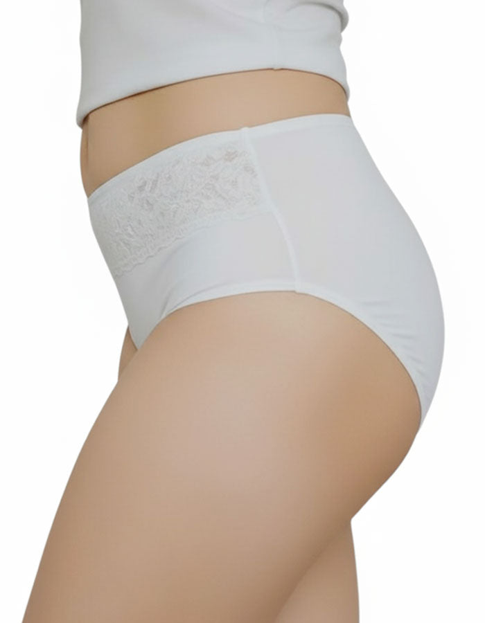 Ежедневната памучна бикина, която задължително трябва да присъства в гардерова ти.&nbsp;
Тя е с удобна дълбочина за максимален комфорт на носене.
Ластикът, с който е обточена на крачолите и талията е мек и еластичен двойно прегънат, за да не дразни кожата.&nbsp;
Той е подходящ за ползване при памучно бельо.
Дантелата, която е положена върху памучния детайл отпред придава завършен и естетичен вид, за да не е поредния обикновен.&nbsp;
Памукът, който ползваме е нишка 40*1, което е еднослойно тъкана, което прид