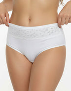 Ежедневната памучна бикина, която задължително трябва да присъства в гардерова ти.&nbsp;
Тя е с удобна дълбочина за максимален комфорт на носене.
Ластикът, с който е обточена на крачолите и талията е мек и еластичен двойно прегънат, за да не дразни кожата.&nbsp;
Той е подходящ за ползване при памучно бельо.
Дантелата, която е положена върху памучния детайл отпред придава завършен и естетичен вид, за да не е поредния обикновен.&nbsp;
Памукът, който ползваме е нишка 40*1, което е еднослойно тъкана, което прид