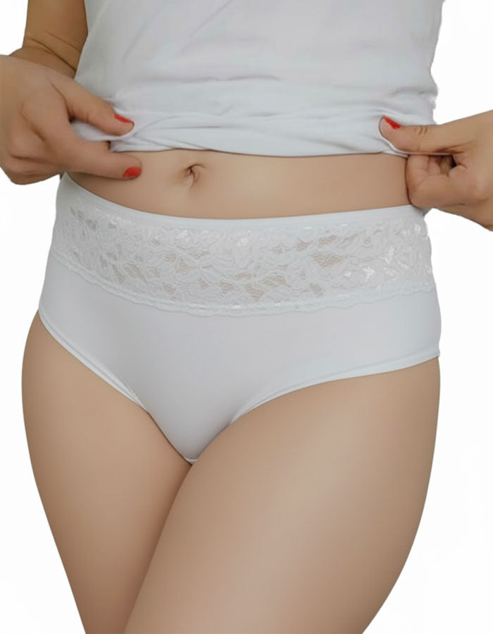 Ежедневната памучна бикина, която задължително трябва да присъства в гардерова ти.&nbsp;
Тя е с удобна дълбочина за максимален комфорт на носене.
Ластикът, с който е обточена на крачолите и талията е мек и еластичен двойно прегънат, за да не дразни кожата.&nbsp;
Той е подходящ за ползване при памучно бельо.
Дантелата, която е положена върху памучния детайл отпред придава завършен и естетичен вид, за да не е поредния обикновен.&nbsp;
Памукът, който ползваме е нишка 40*1, което е еднослойно тъкана, което прид