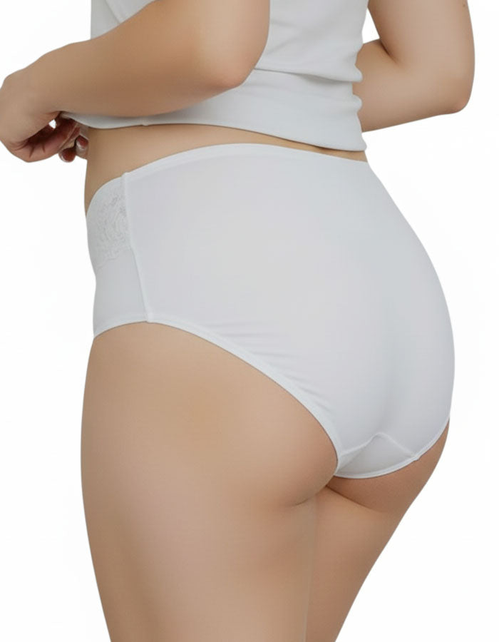 Ежедневната памучна бикина, която задължително трябва да присъства в гардерова ти.&nbsp;
Тя е с удобна дълбочина за максимален комфорт на носене.
Ластикът, с който е обточена на крачолите и талията е мек и еластичен двойно прегънат, за да не дразни кожата.&nbsp;
Той е подходящ за ползване при памучно бельо.
Дантелата, която е положена върху памучния детайл отпред придава завършен и естетичен вид, за да не е поредния обикновен.&nbsp;
Памукът, който ползваме е нишка 40*1, което е еднослойно тъкана, което прид