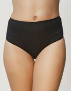 Ежедневната памучна бикина, която задължително трябва да присъства в гардерова ти.&nbsp;
Тя е с удобна дълбочина за максимален комфорт на носене.
Ластикът, с който е обточена на крачолите и талията е мек и еластичен двойно прегънат, за да не дразни кожата.&nbsp;
Той е подходящ за ползване при памучно бельо.
Дантелата, която е положена върху памучния детайл отпред придава завършен и естетичен вид, за да не е поредния обикновен.&nbsp;
Памукът, който ползваме е нишка 40*1, което е еднослойно тъкана, което прид