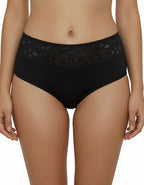 Ежедневната памучна бикина, която задължително трябва да присъства в гардероба ти.&nbsp;
Тя е с удобна дълбочина за максимален комфорт на носене.
Ластикът, с който е обточена на крачолите и талията е мек и еластичен двойно прегънат, за да не дразни кожата.&nbsp;
Той е подходящ за ползване при памучно бельо.
Дантелата, която е положена върху памучния детайл отпред придава завършен и естетичен вид, за да не е поредния обикновен.&nbsp;
Памукът, който ползваме е нишка 40*1, което е еднослойно тъкана, което прид