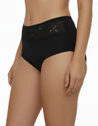 Ежедневната памучна бикина, която задължително трябва да присъства в гардероба ти.&nbsp;
Тя е с удобна дълбочина за максимален комфорт на носене.
Ластикът, с който е обточена на крачолите и талията е мек и еластичен двойно прегънат, за да не дразни кожата.&nbsp;
Той е подходящ за ползване при памучно бельо.
Дантелата, която е положена върху памучния детайл отпред придава завършен и естетичен вид, за да не е поредния обикновен.&nbsp;
Памукът, който ползваме е нишка 40*1, което е еднослойно тъкана, което прид