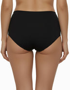 Ежедневната памучна бикина, която задължително трябва да присъства в гардерова ти.&nbsp;
Тя е с удобна дълбочина за максимален комфорт на носене.
Ластикът, с който е обточена на крачолите и талията е мек и еластичен двойно прегънат, за да не дразни кожата.&nbsp;
Той е подходящ за ползване при памучно бельо.
Дантелата, която е положена върху памучния детайл отпред придава завършен и естетичен вид, за да не е поредния обикновен.&nbsp;
Памукът, който ползваме е нишка 40*1, което е еднослойно тъкана, което прид