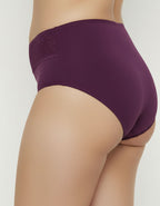 Ежедневната памучна бикина, която задължително трябва да присъства в гардерова ти.&nbsp;
Тя е с удобна дълбочина за максимален комфорт на носене.
Ластикът, с който е обточена на крачолите и талията е мек и еластичен двойно прегънат, за да не дразни кожата.&nbsp;
Той е подходящ за ползване при памучно бельо.
Дантелата, която е положена върху памучния детайл отпред придава завършен и естетичен вид, за да не е поредния обикновен.&nbsp;
Памукът, който ползваме е нишка 40*1, което е еднослойно тъкана, което прид