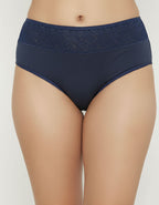 ♦ В нашето производство на памучно бельо залагаме само на най-доброто – и именно затова използваме висококачествена нишка памук 40/1. Това не е просто материя, а израз на Комфорт, Грижа за кожата и Стил, който се усеща още с първото докосване.
♦ Какво отличава памука 40/1?
Това е фина, мека и лека НЕРЕЦИКЛИРАНА прежда, която се използва за създаване на плат с гладка, стегната структура и нежна повърхност. Бельото, изработено от тази материя, не просто изглежда добре – то приляга по тялото с лекота, позволяв