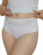 Ежедневната памучна бикина, която задължително трябва да присъства в гардерова ти.&nbsp;
Тя е с удобна дълбочина за максимален комфорт на носене.
Ластикът, с който е обточена на крачолите и талията е мек и еластичен двойно прегънат, за да не дразни кожата.&nbsp;
Той е подходящ за ползване при памучно бельо.
Дантелата, която е положена върху памучния детайл отпред придава завършен и естетичен вид, за да не е поредния обикновен.&nbsp;
Памукът, който ползваме е нишка 40*1, което е еднослойно тъкана, което прид