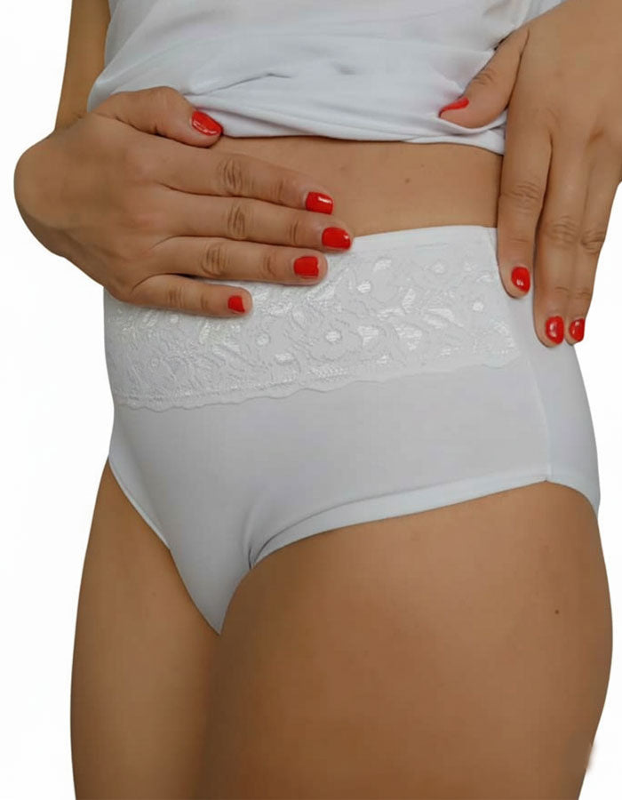 Ежедневната памучна бикина, която задължително трябва да присъства в гардерова ти.&nbsp;
Тя е с удобна дълбочина за максимален комфорт на носене.
Ластикът, с който е обточена на крачолите и талията е мек и еластичен двойно прегънат, за да не дразни кожата.&nbsp;
Той е подходящ за ползване при памучно бельо.
Дантелата, която е положена върху памучния детайл отпред придава завършен и естетичен вид, за да не е поредния обикновен.&nbsp;
Памукът, който ползваме е нишка 40*1, което е еднослойно тъкана, което прид