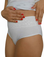 Ежедневната памучна бикина, която задължително трябва да присъства в гардерова ти.&nbsp;
Тя е с удобна дълбочина за максимален комфорт на носене.
Ластикът, с който е обточена на крачолите и талията е мек и еластичен двойно прегънат, за да не дразни кожата.&nbsp;
Той е подходящ за ползване при памучно бельо.
Дантелата, която е положена върху памучния детайл отпред придава завършен и естетичен вид, за да не е поредния обикновен.&nbsp;
Памукът, който ползваме е нишка 40*1, което е еднослойно тъкана, което прид