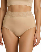 Представяме ви функционална бикина с висока талия, изработена от&nbsp;плътен, еластичен микрофибър, комбиниран с деликатна дантела. На дантелените колан има силикон, за да не се свлича надолу.
Този уникален модел оформя фигурата ви, като остава незабележим под дрехите, благодарение на дантелата отзад.
Дизайнът на дантелата може да варира, но винаги придава елегантен и изискан вид.
Отличава се с отлично качество и е произведен с внимание към детайла в България.
Състав: 88% полиамид и 12% еластан – идеален ба