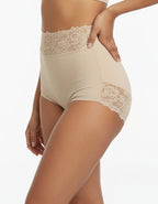 Представяме ви функционална бикина с висока талия, изработена от&nbsp;плътен, еластичен микрофибър, комбиниран с деликатна дантела. На дантелените колан има силикон, за да не се свлича надолу.
Този уникален модел оформя фигурата ви, като остава незабележим под дрехите, благодарение на дантелата отзад.
Дизайнът на дантелата може да варира, но винаги придава елегантен и изискан вид.
Отличава се с отлично качество и е произведен с внимание към детайла в България.
Състав: 88% полиамид и 12% еластан – идеален ба