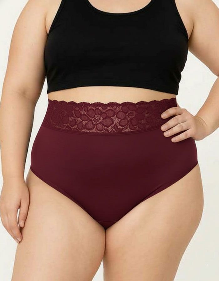 Представяме ви функционална бикина с висока талия, изработена от&nbsp;плътен, еластичен микрофибър, комбиниран с деликатна дантела. На дантелените колан има силикон, за да не се свлича надолу.
Този уникален модел оформя фигурата ви, като остава незабележим под дрехите, благодарение на дантелата отзад.
Дизайнът на дантелата може да варира, но винаги придава елегантен и изискан вид.
Отличава се с отлично качество и е произведен с внимание към детайла в България.
Състав: 88% полиамид и 12% еластан – идеален ба