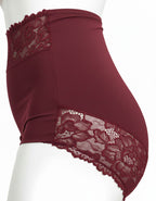 Представяме ви функционална бикина с висока талия, изработена от&nbsp;плътен, еластичен микрофибър, комбиниран с деликатна дантела. На дантелените колан има силикон, за да не се свлича надолу.
Този уникален модел оформя фигурата ви, като остава незабележим под дрехите, благодарение на дантелата отзад.
Дизайнът на дантелата може да варира, но винаги придава елегантен и изискан вид.
Отличава се с отлично качество и е произведен с внимание към детайла в България.
Състав: 88% полиамид и 12% еластан – идеален ба