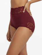 Представяме ви функционална бикина с висока талия, изработена от&nbsp;плътен, еластичен микрофибър, комбиниран с деликатна дантела. На дантелените колан има силикон, за да не се свлича надолу.
Този уникален модел оформя фигурата ви, като остава незабележим под дрехите, благодарение на дантелата отзад.
Дизайнът на дантелата може да варира, но винаги придава елегантен и изискан вид.
Отличава се с отлично качество и е произведен с внимание към детайла в България.
Състав: 88% полиамид и 12% еластан – идеален ба