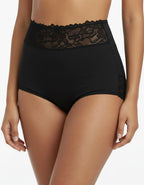 Представяме ви функционална бикина с висока талия, изработена от&nbsp;плътен, еластичен микрофибър, комбиниран с деликатна дантела. На дантелените колан има силикон, за да не се свлича надолу.
Този уникален модел оформя фигурата ви, като остава незабележим под дрехите, благодарение на дантелата отзад.
Дизайнът на дантелата може да варира, но винаги придава елегантен и изискан вид.
Отличава се с отлично качество и е произведен с внимание към детайла в България.
Състав: 88% полиамид и 12% еластан – идеален ба