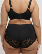 Представяме ви функционална бикина тип боксер с висока талия, изработена от&nbsp;силно&nbsp;стягащ микрофибър, комбиниран с деликатна дантела.
Този уникален модел оформя фигурата ви, като остава незабележим под дрехите, благодарение на финия дантелен гръб.
Дизайнът на дантелата може да варира, но винаги придава елегантен и изискан вид.
Отличава се с отлично качество и е произведен с внимание към детайла в България.
Състав: 88% полиамид и 12% еластан – идеален баланс между комфорт и стил.
Моделът е с размер 