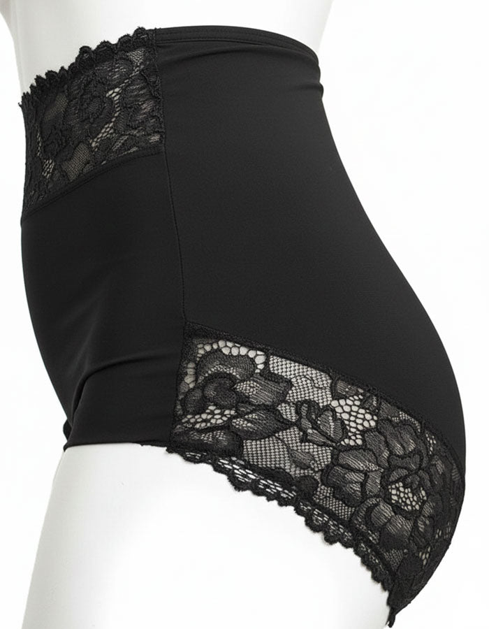 Представяме ви функционална бикина тип боксер с висока талия, изработена от&nbsp;силно&nbsp;стягащ микрофибър, комбиниран с деликатна дантела.
Този уникален модел оформя фигурата ви, като остава незабележим под дрехите, благодарение на финия дантелен гръб.
Дизайнът на дантелата може да варира, но винаги придава елегантен и изискан вид.
Отличава се с отлично качество и е произведен с внимание към детайла в България.
Състав: 88% полиамид и 12% еластан – идеален баланс между комфорт и стил.
Моделът е с размер 