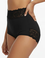 Представяме ви функционална бикина с висока талия, изработена от&nbsp;плътен, еластичен микрофибър, комбиниран с деликатна дантела. На дантелените колан има силикон, за да не се свлича надолу.
Този уникален модел оформя фигурата ви, като остава незабележим под дрехите, благодарение на дантелата отзад.
Дизайнът на дантелата може да варира, но винаги придава елегантен и изискан вид.
Отличава се с отлично качество и е произведен с внимание към детайла в България.
Състав: 88% полиамид и 12% еластан – идеален ба