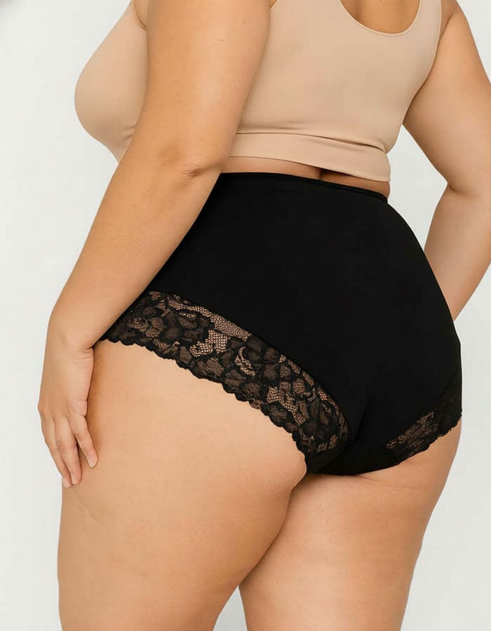 Представяме ви функционална бикина тип боксер с висока талия, изработена от&nbsp;силно&nbsp;стягащ микрофибър, комбиниран с деликатна дантела.
Този уникален модел оформя фигурата ви, като остава незабележим под дрехите, благодарение на финия дантелен гръб.
Дизайнът на дантелата може да варира, но винаги придава елегантен и изискан вид.
Отличава се с отлично качество и е произведен с внимание към детайла в България.
Състав: 88% полиамид и 12% еластан – идеален баланс между комфорт и стил.
Моделът е с размер 