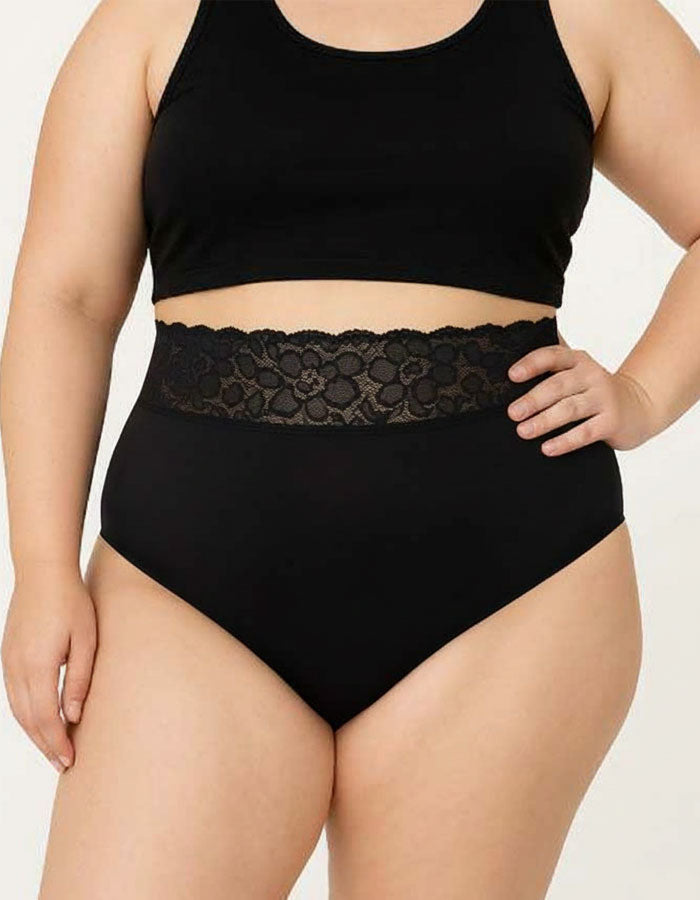 Представяме ви функционална бикина тип боксер с висока талия, изработена от&nbsp;силно&nbsp;стягащ микрофибър, комбиниран с деликатна дантела.
Този уникален модел оформя фигурата ви, като остава незабележим под дрехите, благодарение на финия дантелен гръб.
Дизайнът на дантелата може да варира, но винаги придава елегантен и изискан вид.
Отличава се с отлично качество и е произведен с внимание към детайла в България.
Състав: 88% полиамид и 12% еластан – идеален баланс между комфорт и стил.
Моделът е с размер 